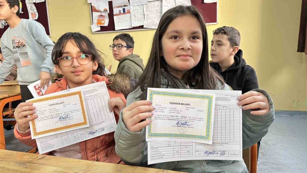 Cumhuriyet İlk ve Ortaokulunda halaylı karne dağıtımı