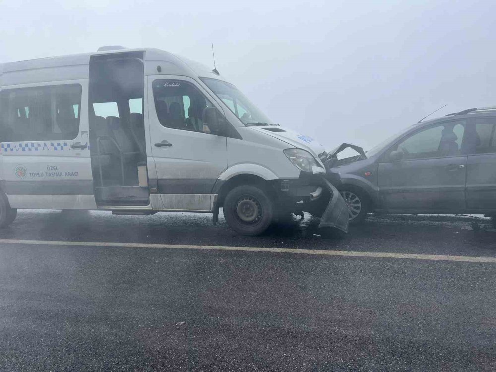 Malatya'da minibüsle çarpışan otomobilin sürücüsü yaralandı