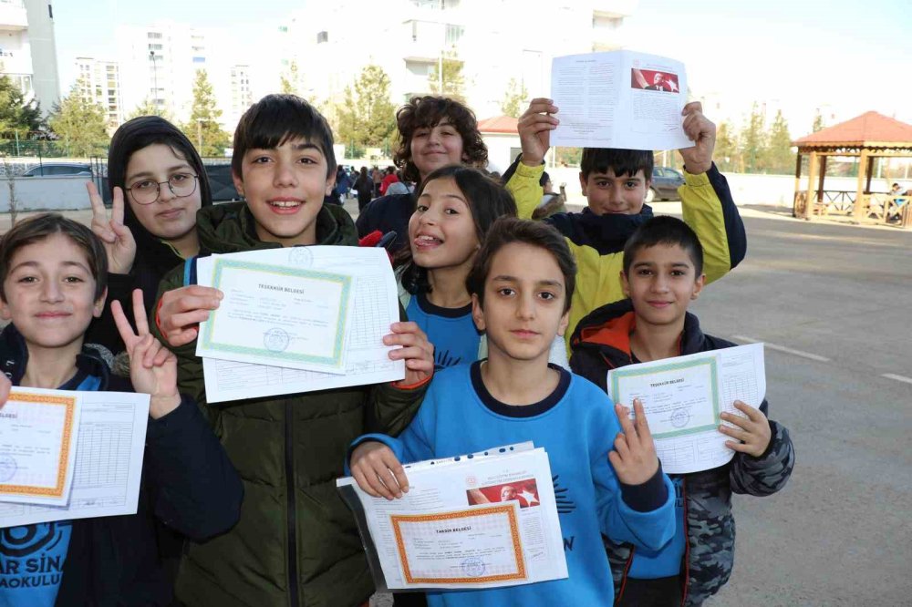 Yarıyıl tatili için "karne zili" çaldı: Diyarbakır'da 467 bin 725 öğrenci karne aldı