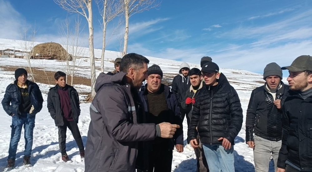 Bir araya gelen mahalle sakinleri ’Topa şeko’ oyunu oynuyor