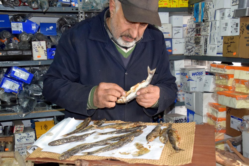 Kuruttuğu ölü balıklar ve atıklarla tablo yapıyor