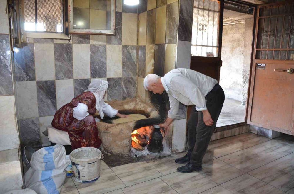 Sofralara ulaşan tahin su değirmeninde işleniyor