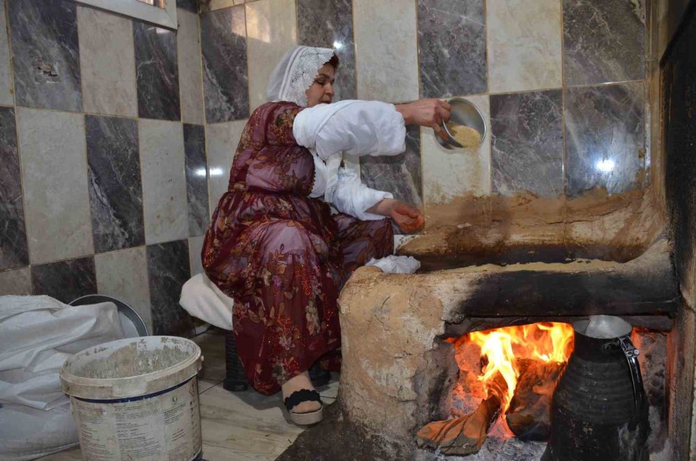 Sofralara ulaşan tahin su değirmeninde işleniyor