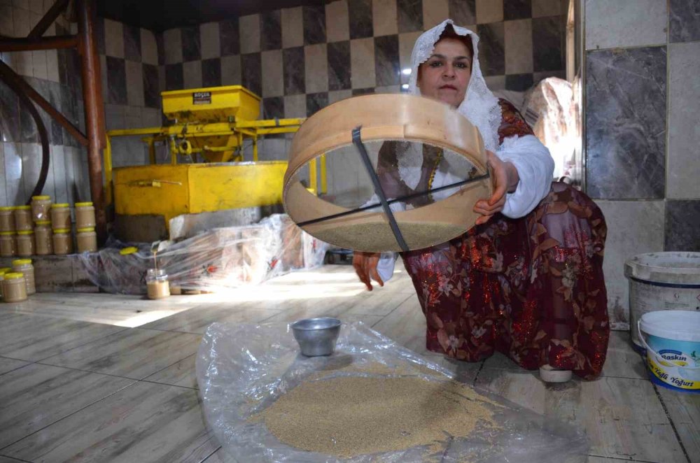 Sofralara ulaşan tahin su değirmeninde işleniyor