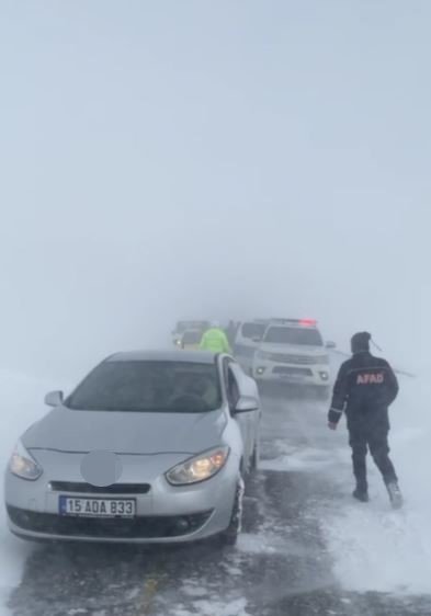 Ardahan'da tipi ve fırtınada mahsur kalan vatandaşlar kurtarıldı