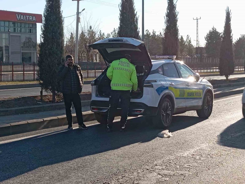 Otomobil refüje çarpıp ters dönerek durdu