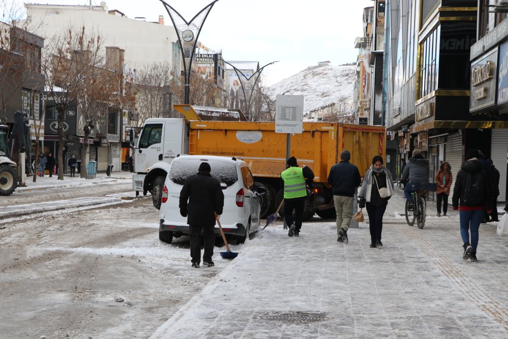 Van'da kardan 255 yerleşim yeri ulaşıma kapandı