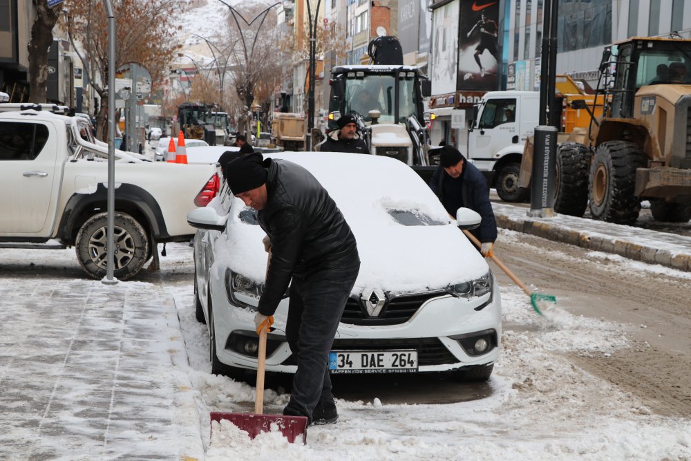 Van'da kardan 255 yerleşim yeri ulaşıma kapandı