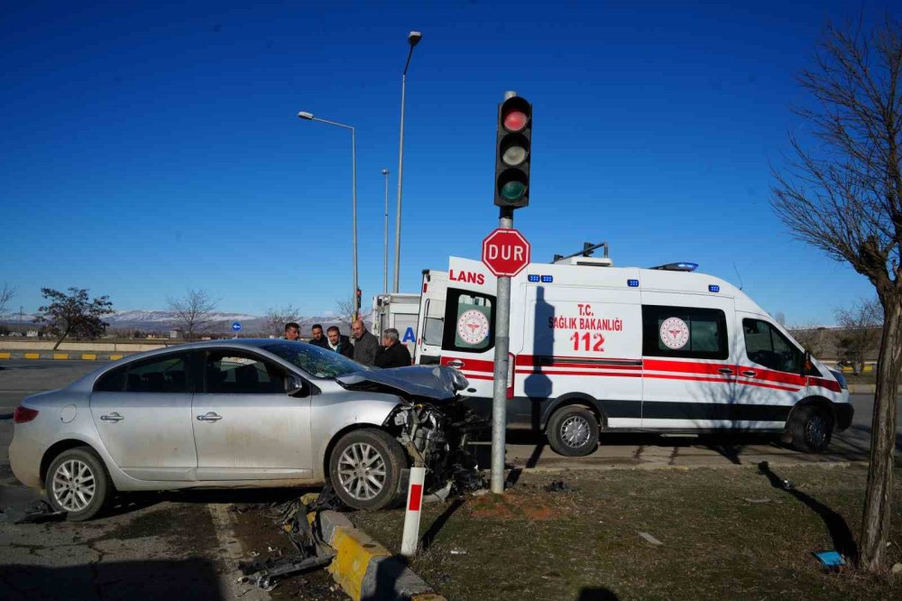 Muş’ta otomobiller çarpıştı: 6 kişi yaralandı