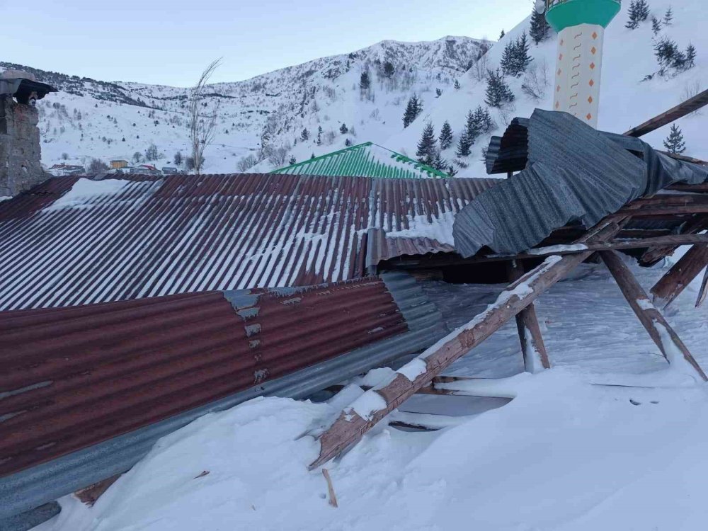 Ardahan'da cami lojmanının üzerine çığ düştü