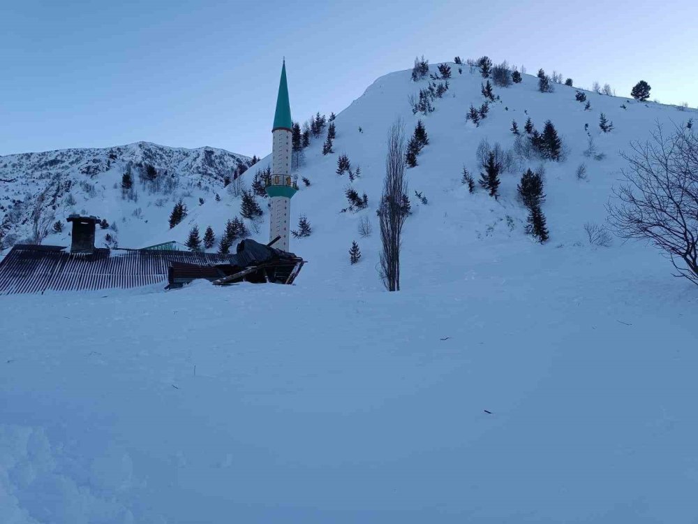 Ardahan'da cami lojmanının üzerine çığ düştü