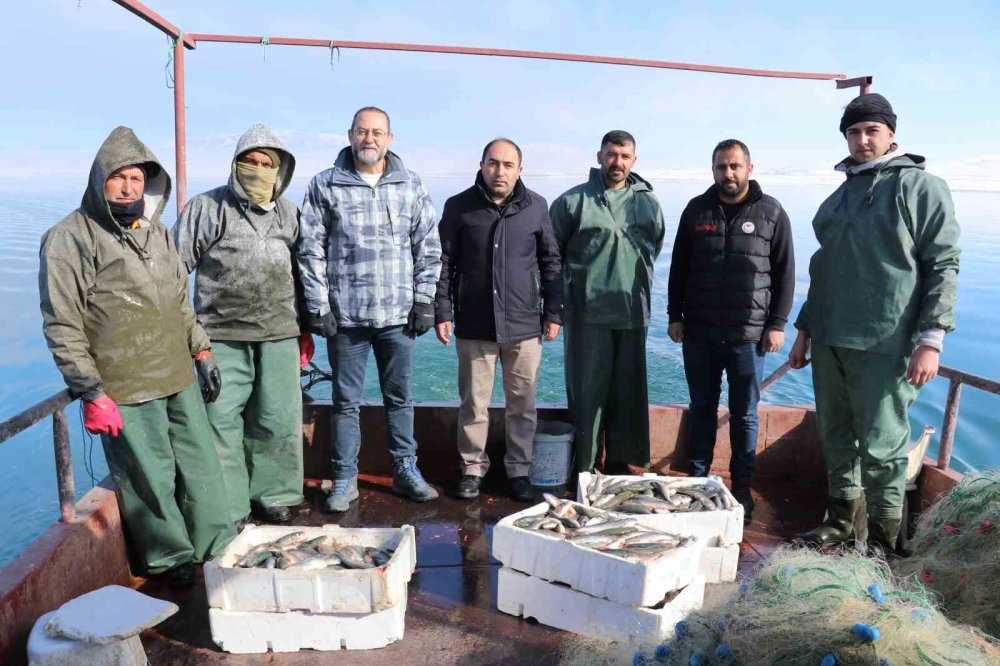 Erçek Gölü’ndeki balık popülasyonu balıkçıları memnun etti