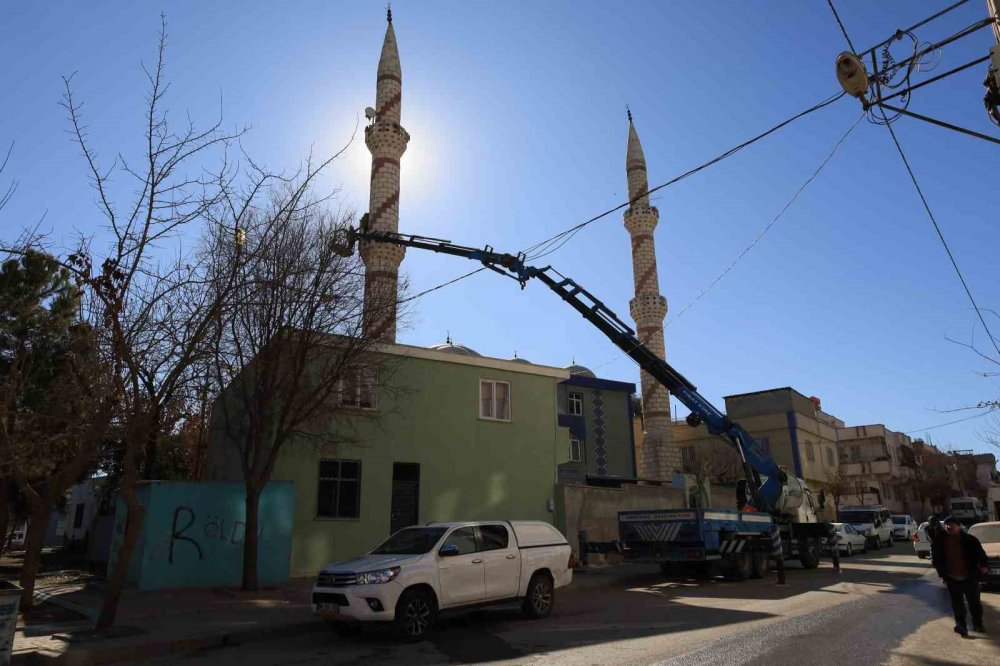 Minareye takılan baz istasyonu 15 sene sonra kaldırıldı