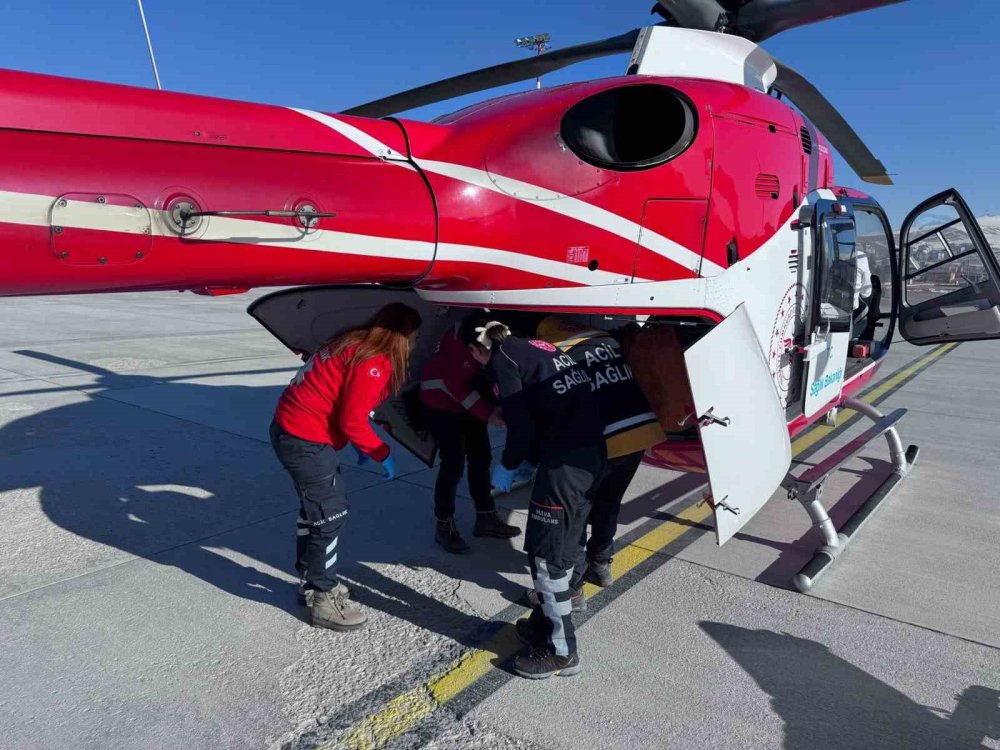 Ambulans helikopter hamile kadın için havalandı