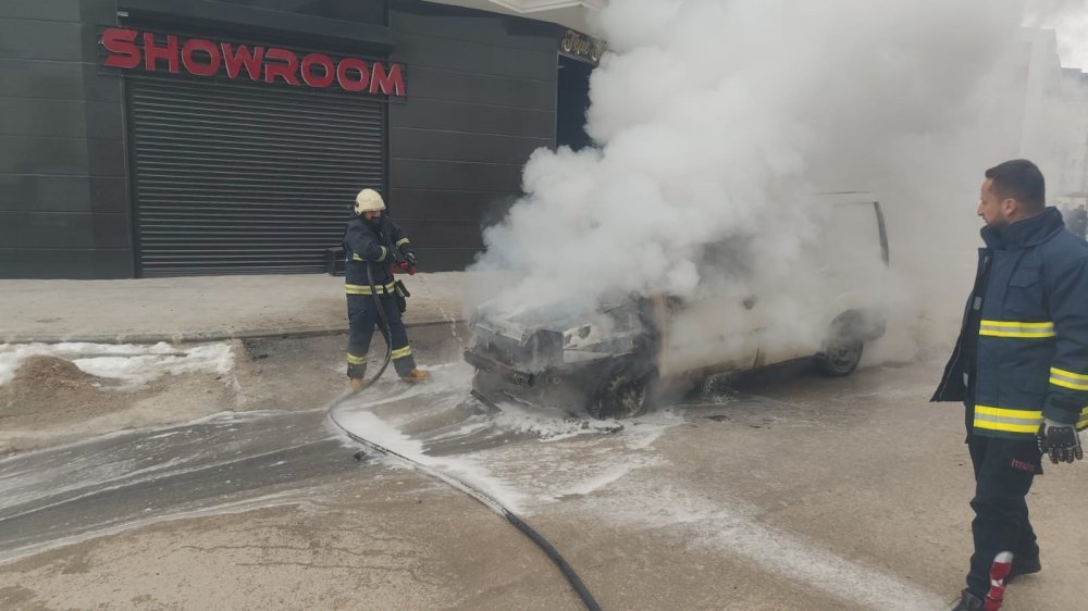 Van’da bir araç seyir halindeyken alev aldı