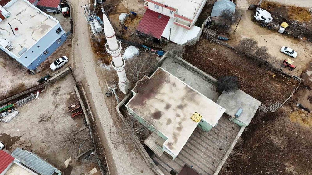 Depremde ağır hasar gören caminin cemaati uygun yerde yenisini istiyor