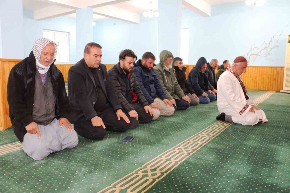 Depremde ağır hasar gören caminin cemaati uygun yerde yenisini istiyor