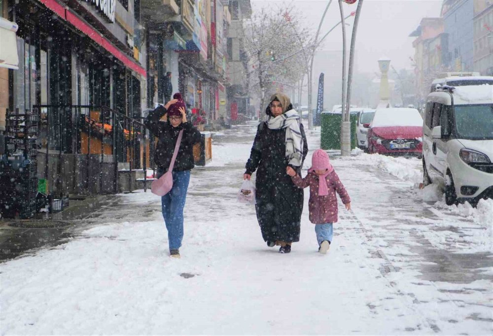 Muş’ta kar yağışı nedeniyle 15 köy yolu ulaşıma kapandı