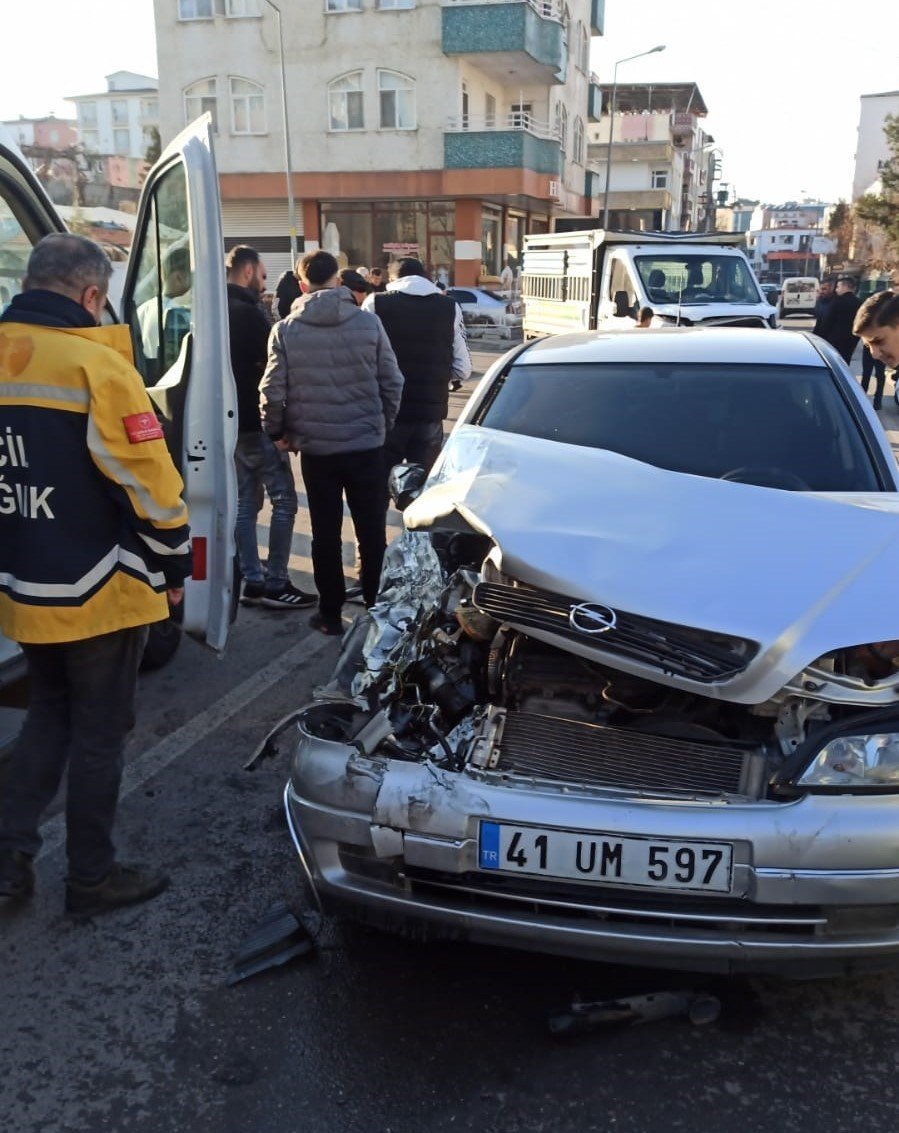 Batman’da hafif ticari araç ile otomobil çarpıştı: 1 kişi yaralandı