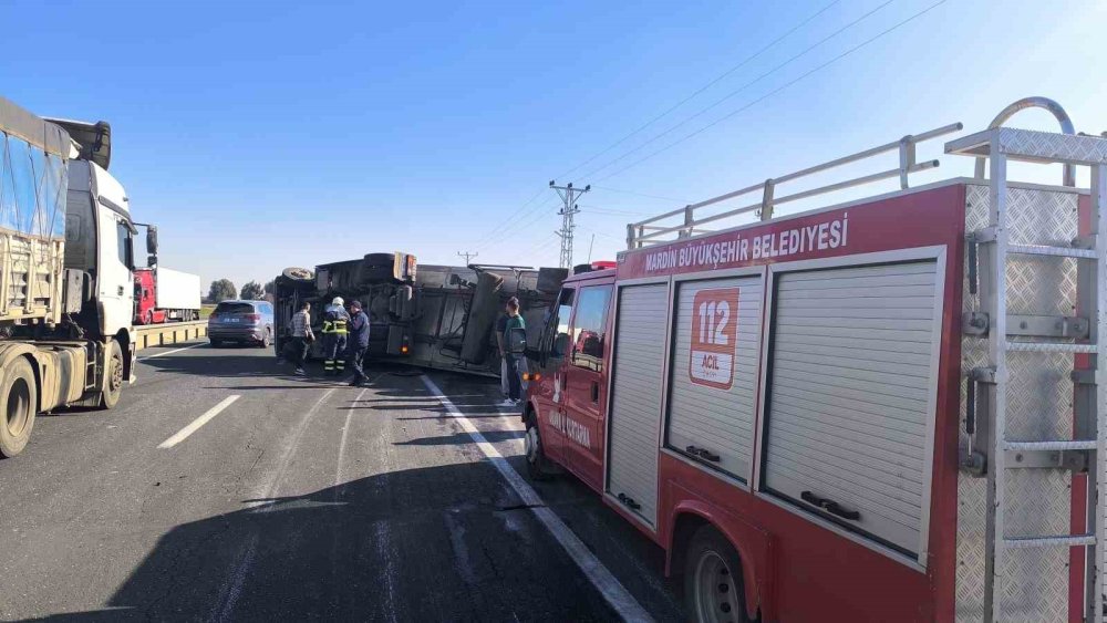 Kontrolden çıkan peynir yüklü tır devrildi