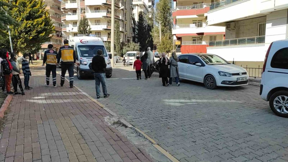 Cinnet getiren kadın 2 kızını öldürüp intihar etti