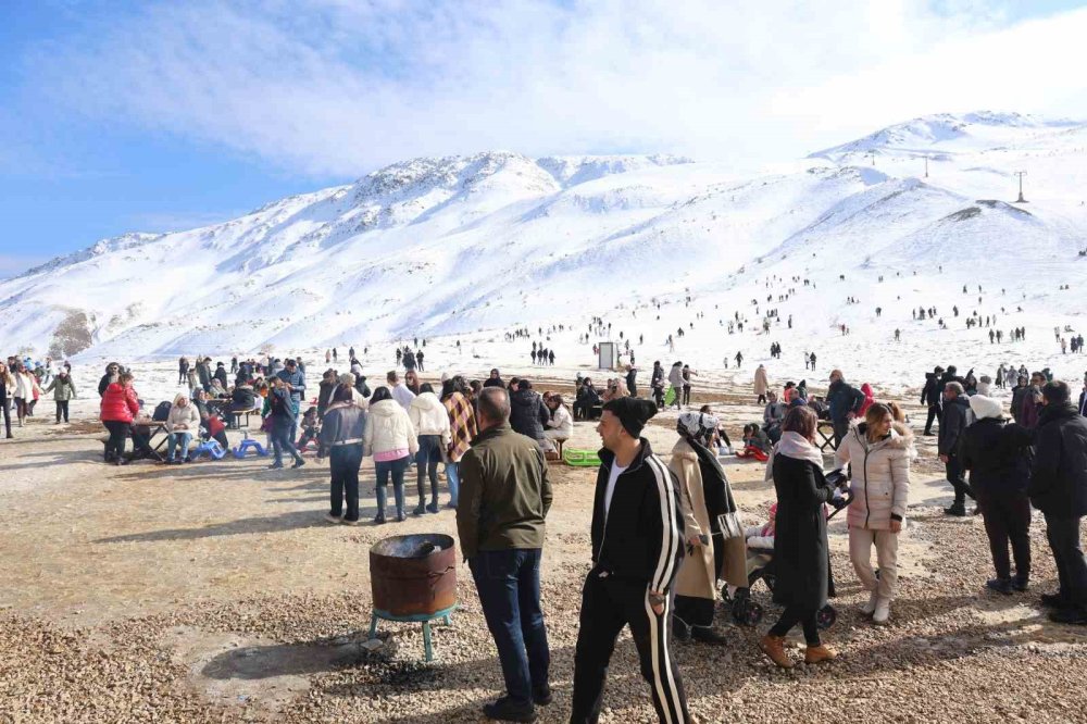 Hazar Baba Kayak Merkezinde sömestir yoğunluğu yaşanıyor