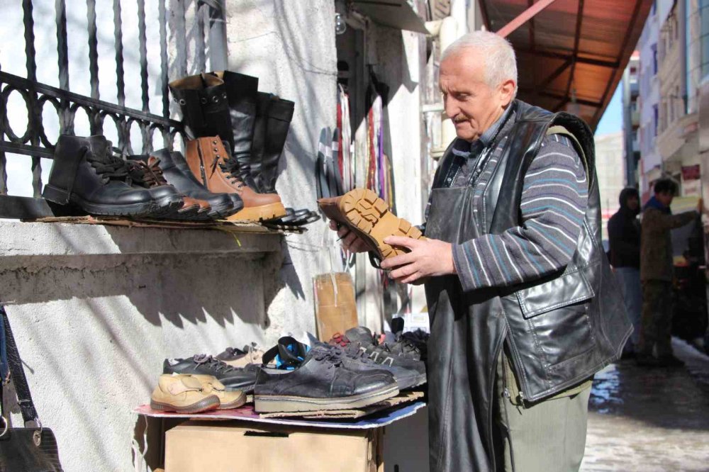 Yardımsever tamirci, çöpten ayakkabı toplayıp ihtiyaç sahiplerine veriyor