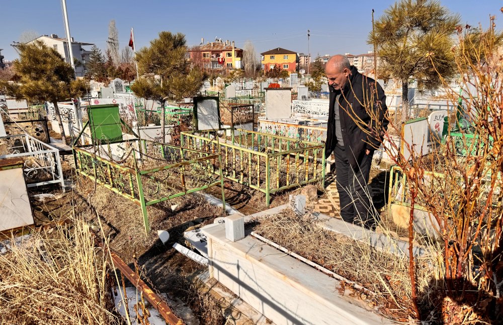 Van'da 30’dan fazla mezarın taşları tahrip edildi