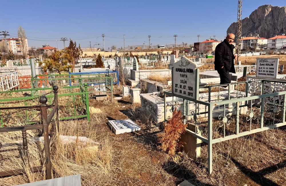 Van'da 30’dan fazla mezarın taşları tahrip edildi