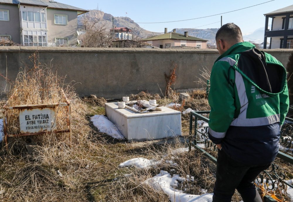 Van'da 30’dan fazla mezarın taşları tahrip edildi