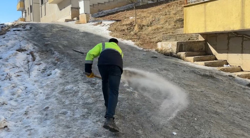 20 yaşındaki gencin ayağının kırıldığı yolda tuzlama çalışması yapıldı