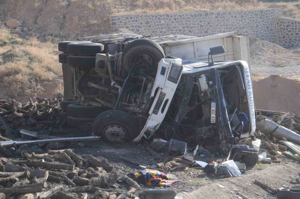 Freni boşalan odun yüklü kamyon şarampole devrildi: 2 kişi yaralandı