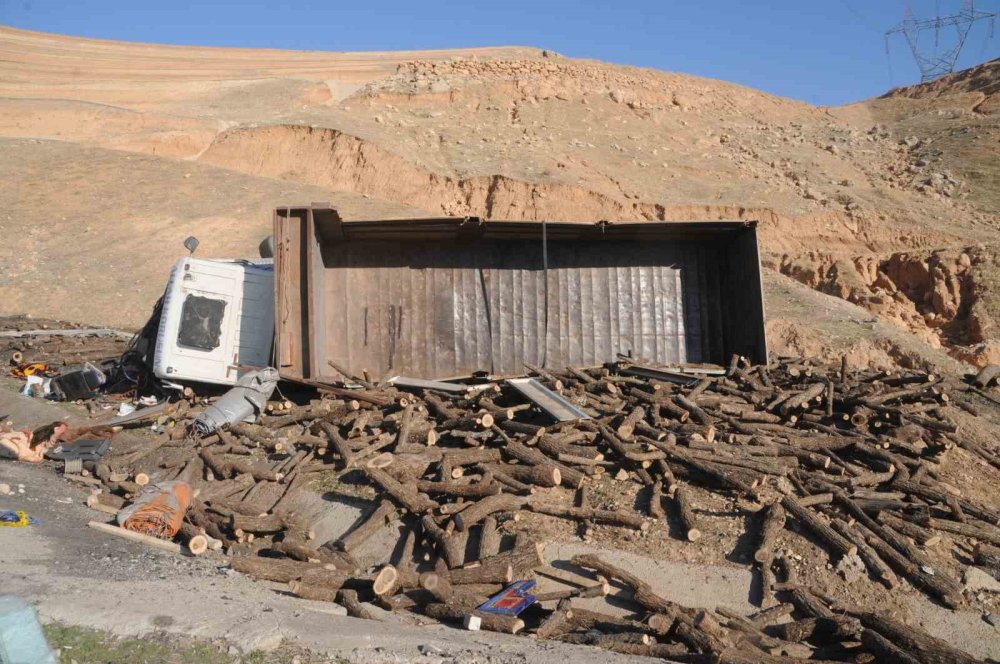 Freni boşalan odun yüklü kamyon şarampole devrildi: 2 kişi yaralandı