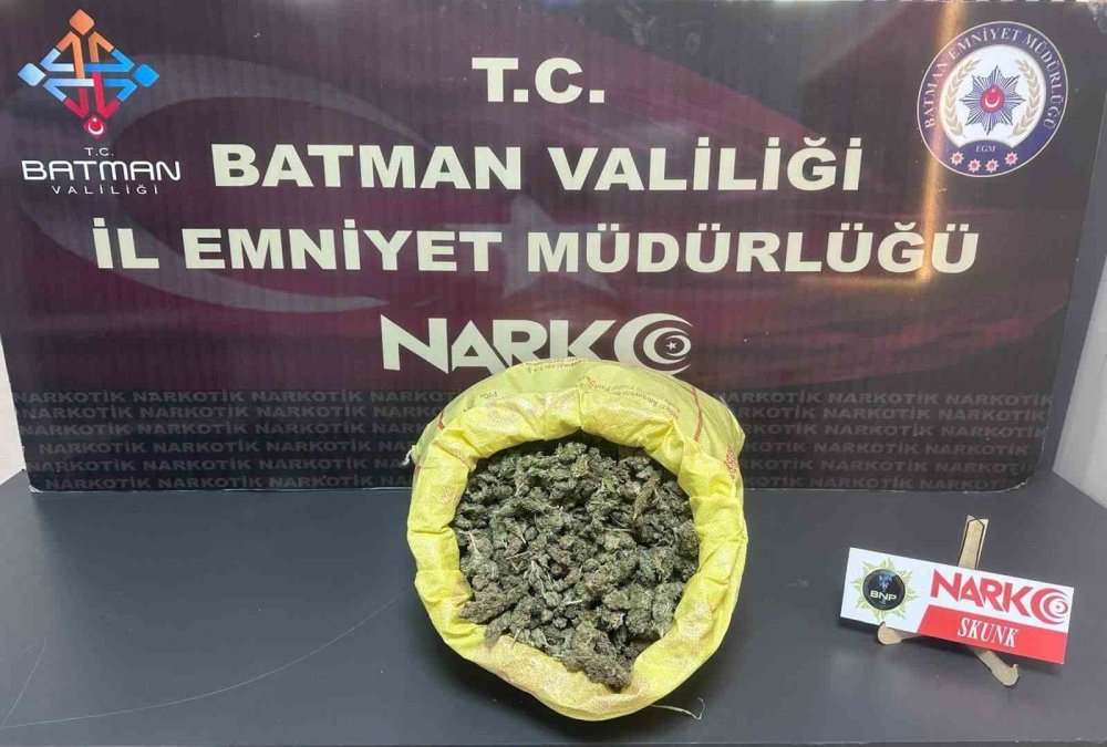 Batman'da polisten kurtulmak için 4 kilogram uyuşturucuyu araçtan attılar