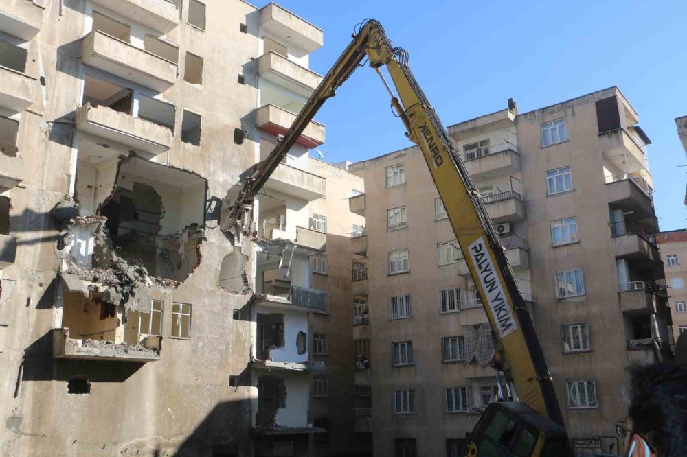 Diyarbakır’da depremden etkilenen ağır hasarlı binaların yıkımı sürüyor