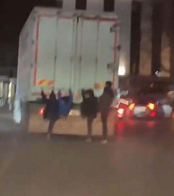 Antep’te 4 çocuğun kamyon arkasında tehlikeli yolculuğu kamerada