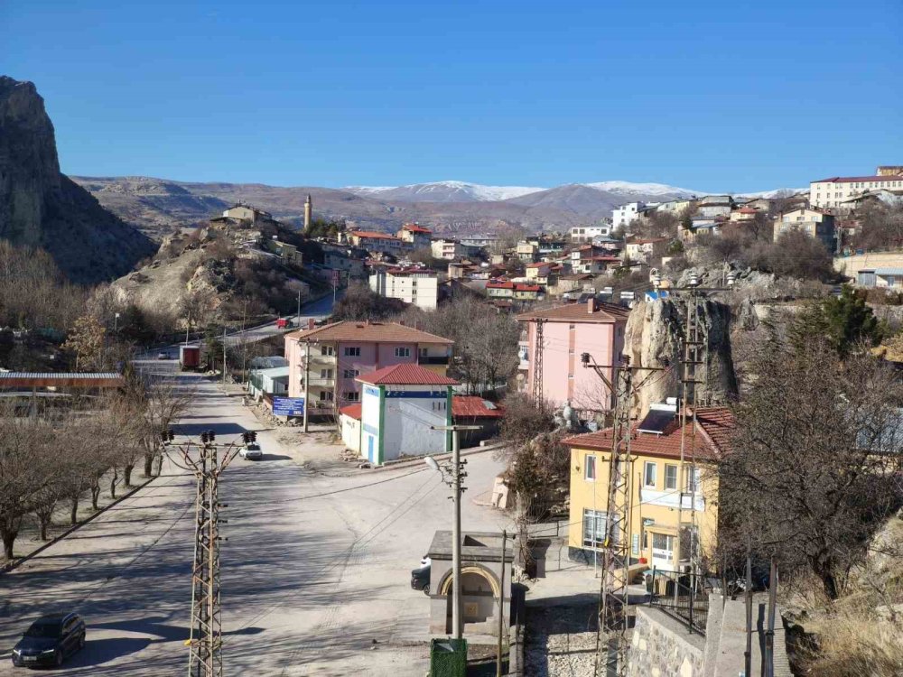 Çemişgezek ilçesindeki 'Uzun Kaya' gizemini koruyor