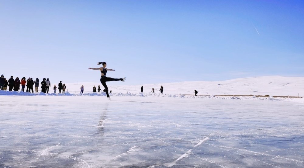 Çıldır Gölü’nün donan yüzeyinde milli sporculardan gösteri