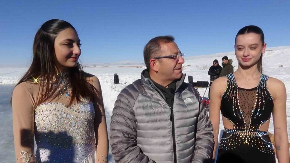 Çıldır Gölü’nün donan yüzeyinde milli sporculardan gösteri