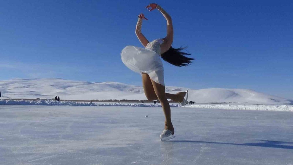 Çıldır Gölü’nün donan yüzeyinde milli sporculardan gösteri