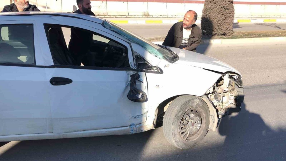 Otobüs ile otomobil çarpıştı : 1 kişi yaralandı