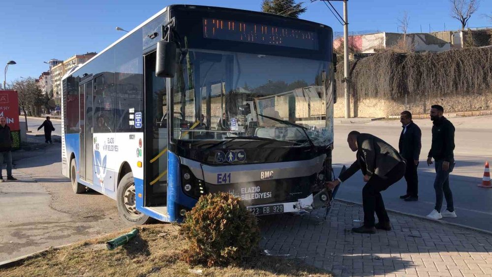 Otobüs ile otomobil çarpıştı : 1 kişi yaralandı