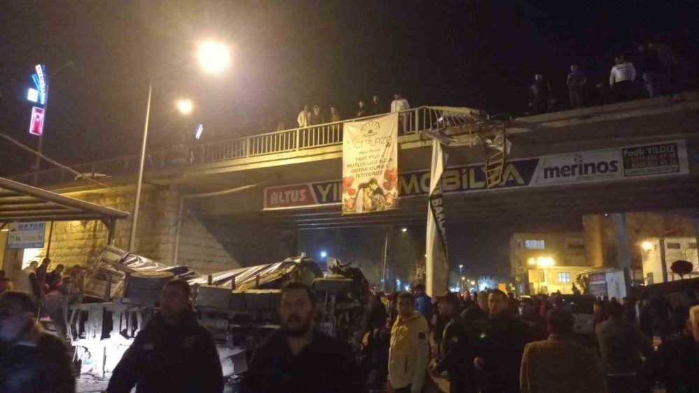 Urfa'da freni boşalan kamyon dehşet saçtı: Ölü ve yaralılar var