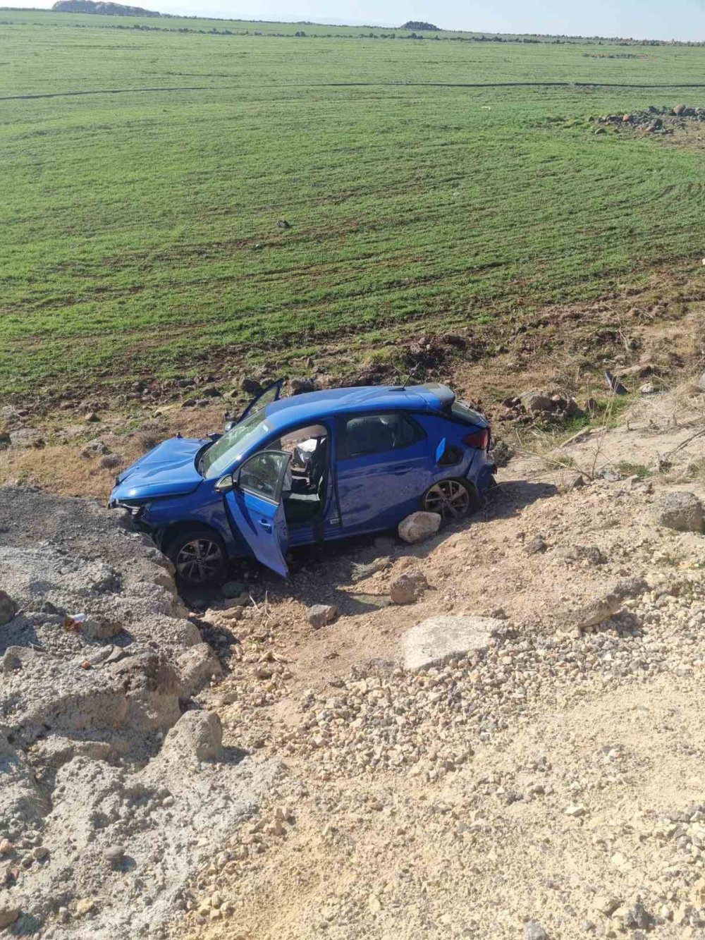 Yoldan çıkan otomobil taşlara çarptı: 2 kişi yaralandı