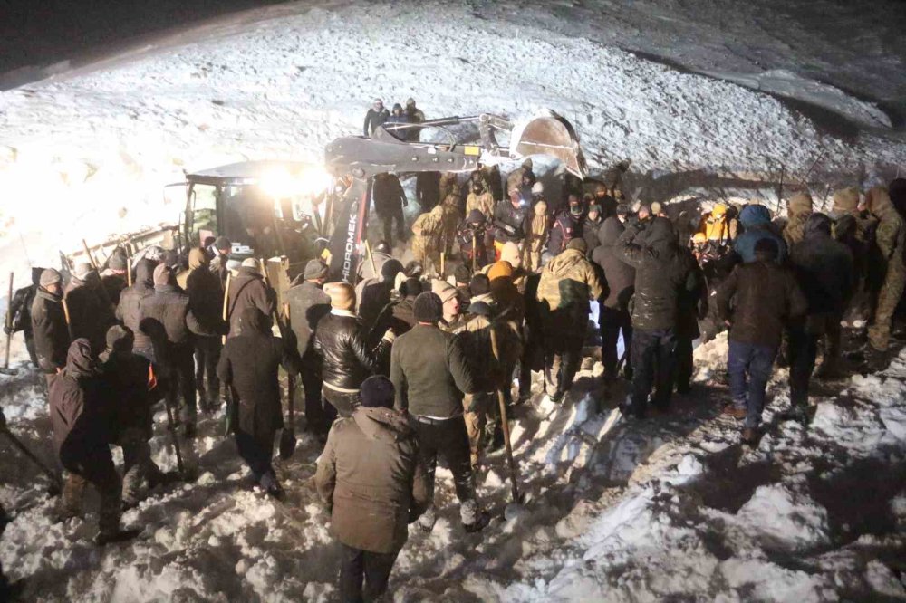 Çığ felaketinin yaşandığı dağda kar miktarı azaldı