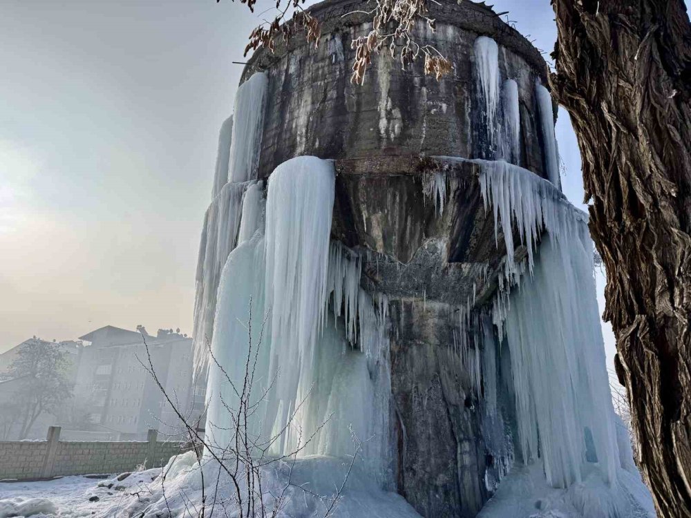 Donan su deposunda 15 metre uzunluğunda buz sarkıtları oluştu