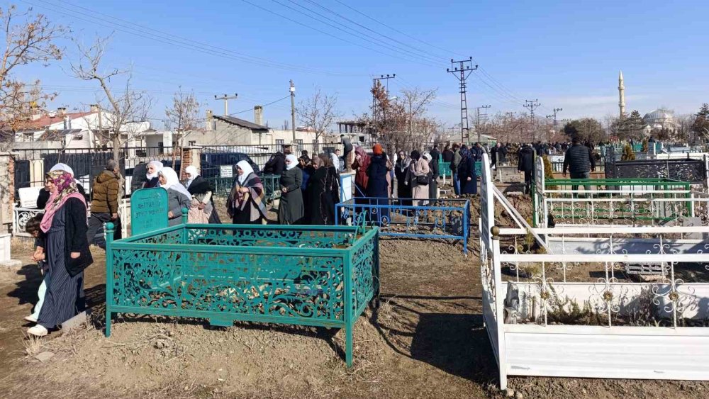 Feci kazada yaşamını yitiren otobüs muavini son yolculuğuna uğurlandı