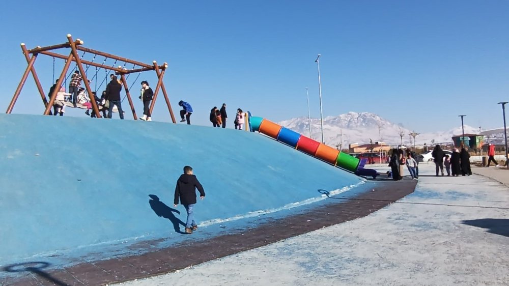 Van'da çocuklar parklarda güneşli havanın tadını çıkardı