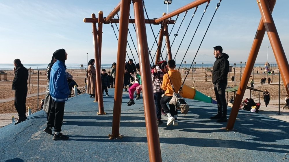 Van'da çocuklar parklarda güneşli havanın tadını çıkardı