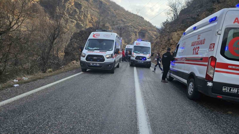 Dersim'de otomobil kayaya çarptı 1 ölü, 5 yaralı